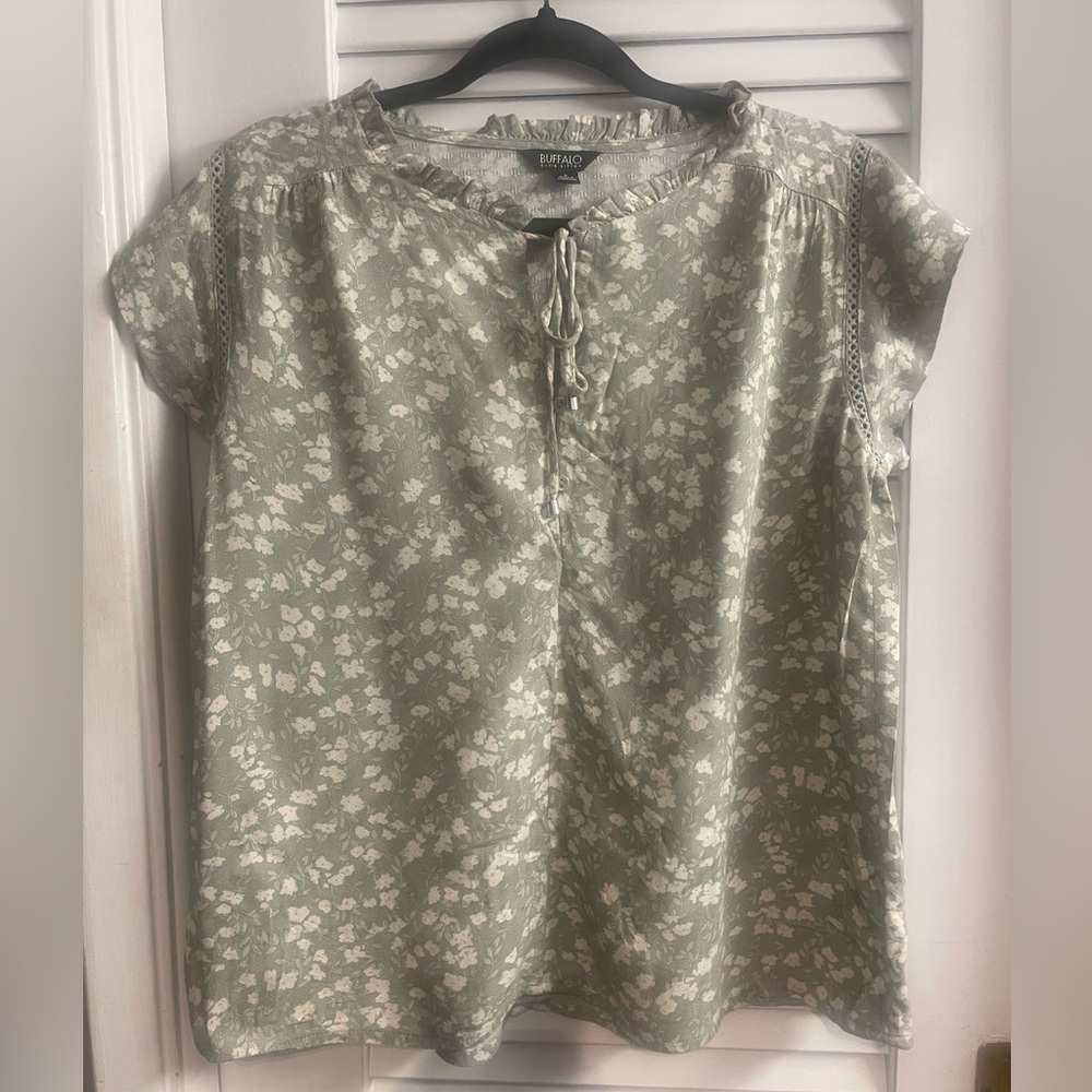 Buffalo by David Bitton Flutter Blouse Size S - Like New, light floral green top - Picture 4 of 12